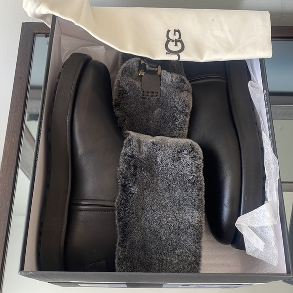 Brand new in box black classic mini berge boot. Water resistant ugg! - Picture 2 of 7